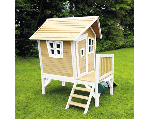 Holzspielhaus mit Treppe und Rutsche im Garten.