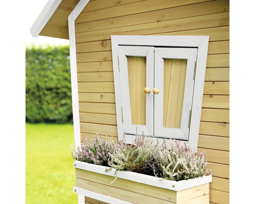 Detailansicht eines Spielhauses aus Holz mit Fenster und Blumenkasten
