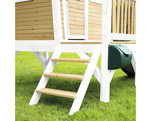 Detailansicht eines Spielhauses mit Holzstufen und Briefkasten