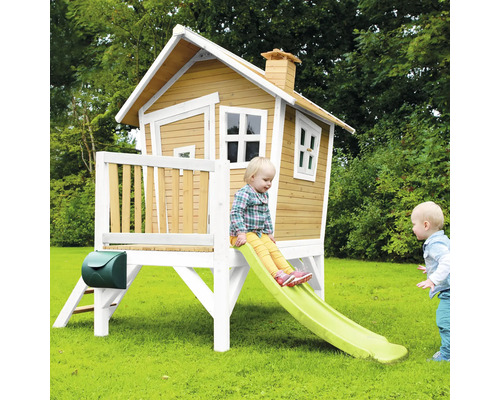 Spielhaus aus Holz mit Rutsche und zwei Kindern im Garten