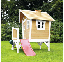 Holzspielhaus mit Rutsche im Garten