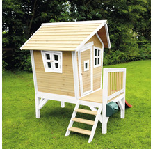 Holzspielhaus auf Stelzen mit Treppe und Rutsche im Garten