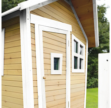Detailansicht eines Spielhauses aus Holz mit Tür und Fenstern.