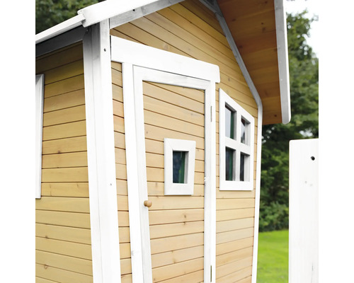 Detailansicht eines Spielhauses aus Holz mit Tür und Fenstern.