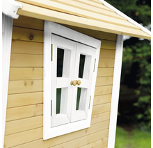 Detailansicht eines Holzspielhauses mit offenem Fenster