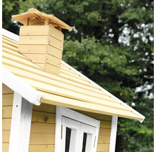 Detailansicht eines Kinderspielhauses mit Holzdach und Schornstein