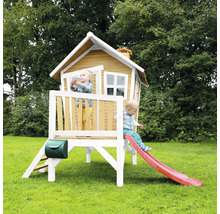 Spielhaus mit Rutsche im Garten mit zwei spielenden Kindern