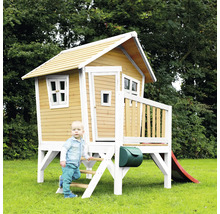 Kind auf den Stufen eines Holzspielhauses mit Rutsche und Briefkasten