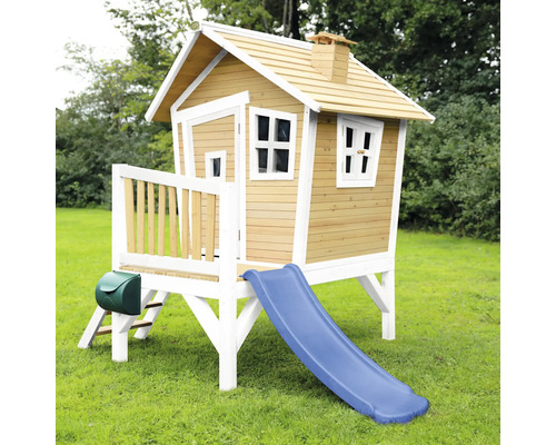 Spielhaus aus Holz mit Rutsche und Briefkasten im Garten.