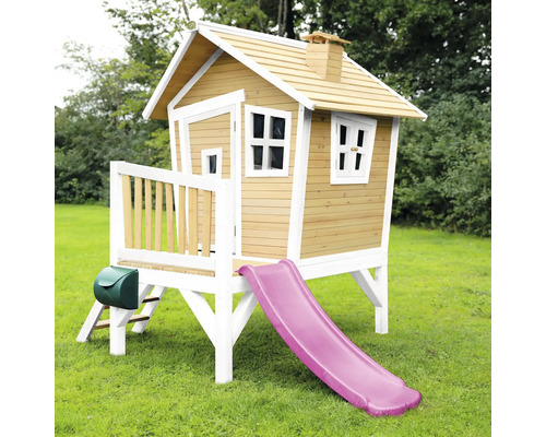 Spielhaus aus Holz mit Rutsche und Briefkasten im Garten