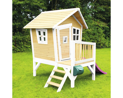 Spielhaus aus Holz mit Rutsche, Treppe und Briefkasten im Garten