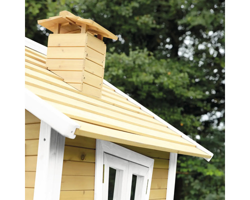 Detailaufnahme eines Holzspielhauses mit Dach und Schornstein