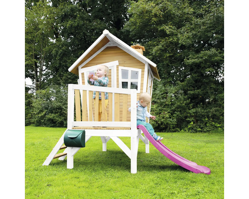 Spielhaus aus Holz mit Rutsche und zwei Kindern im Garten