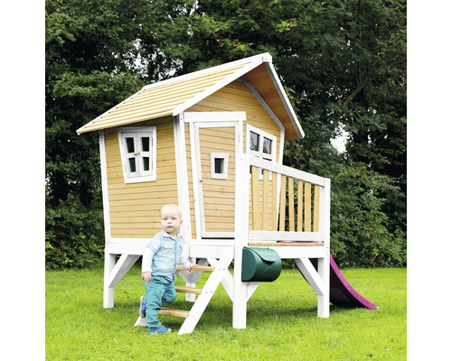 Spielhaus aus Holz mit Rutsche, Briefkasten und Kind im Garten.