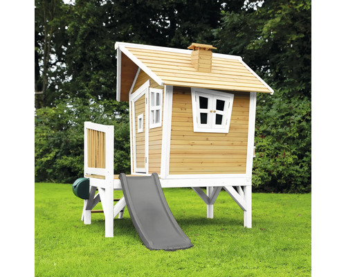 Spielhaus aus Holz mit Rutsche für Kinder im Garten