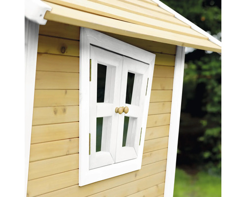 Detailansicht eines Holzspielhauses mit Fenster