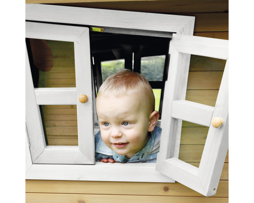 Ein Kind schaut aus dem Fenster eines Spielhauses.