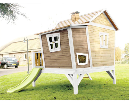 Holzspielhaus mit Rutsche im Garten