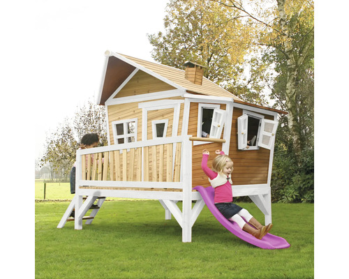 Holzspielhaus mit Rutsche und Kindern im Garten