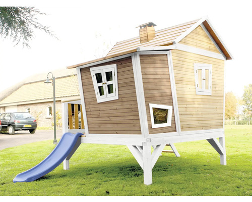 Spielhaus aus Holz mit Rutsche im Garten