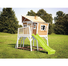 Spielhaus aus Holz mit Rutsche im Garten.