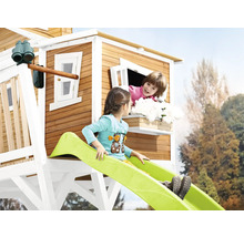 Kinderrutsche an einem Spielhaus mit zwei Kindern