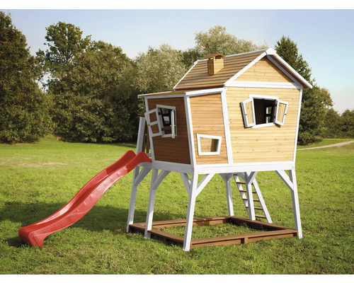Holzspielhaus mit Rutsche und Sandkasten im Garten