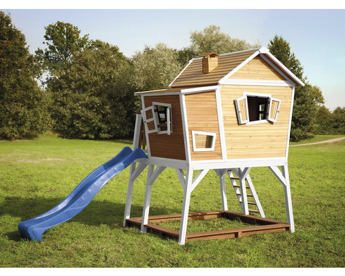 Holzspielhaus mit Rutsche und Sandkasten auf einer Wiese