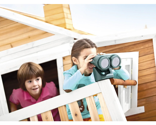 Zwei Kinder spielen in einem Holzspielhaus, eines mit Fernglas.