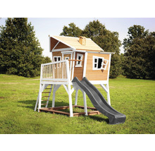 Holzspielhaus mit Rutsche und Leiter im Garten