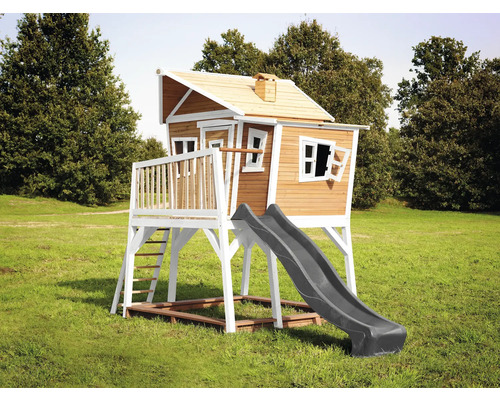 Holzspielhaus mit Rutsche und Leiter im Garten