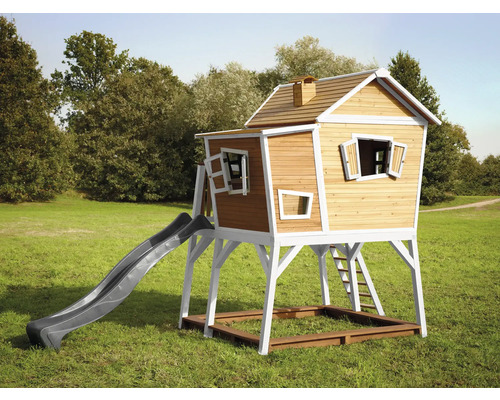 Holzspielhaus mit Rutsche und Sandkasten auf einer Rasenfläche