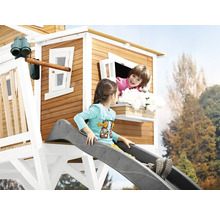 Spielhaus mit Rutsche und Kindern im Garten