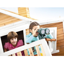 Zwei Kinder spielen in einem Spielhaus, eines davon benutzt ein Fernglas