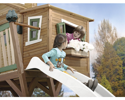 Spielhaus mit Rutsche und zwei Kindern