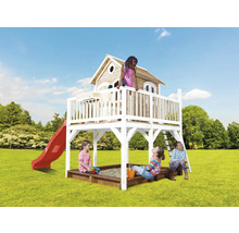 Spielhaus mit Rutsche, Sandkasten und Kindern auf einer Wiese.
