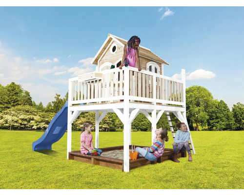 Spielplatz mit Spielhaus, Rutsche, Leiter und Sandkasten für Kinder im Garten