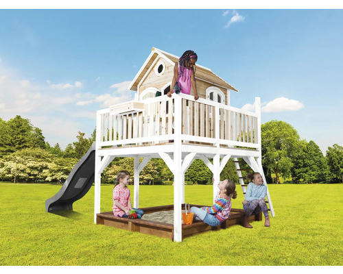 Spielplatz mit Spielhaus, Rutsche, Leiter und Sandkasten im Garten mit spielenden Kindern