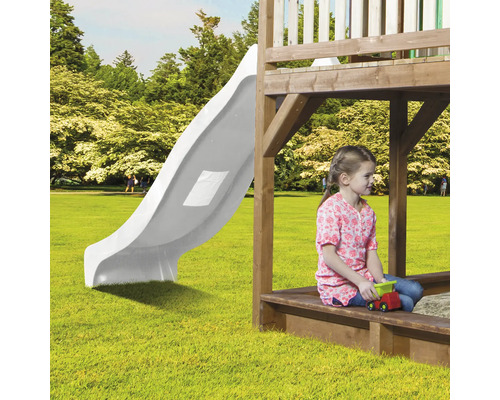 Spielturm mit Rutsche und Sandkasten im Garten