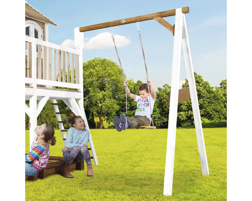 Kinderschaukel mit spielenden Kindern im Garten.