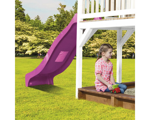 Spielturm mit Rutsche und Mädchen im Sandkasten