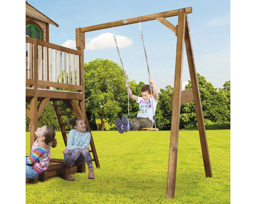 Holzspielplatz mit Schaukel und spielenden Kindern im Garten.