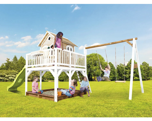 Spielplatz mit Spielhaus, Schaukel und Sandkasten im Garten