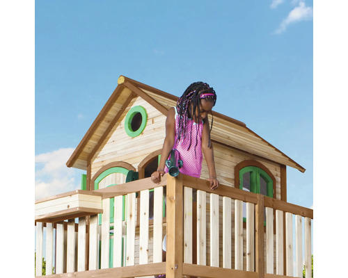 Kind im Baumhaus mit Holzzaun und Fernrohr