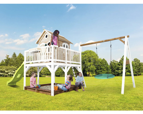 Kinderspielplatz mit Spielhaus, Rutsche, Schaukel und Sandkasten