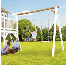 Kinder spielen auf einem Holzspielplatz mit Schaukeln im Garten.
