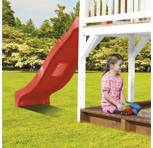 Spielplatz mit roter Rutsche und Mädchen im Sandkasten