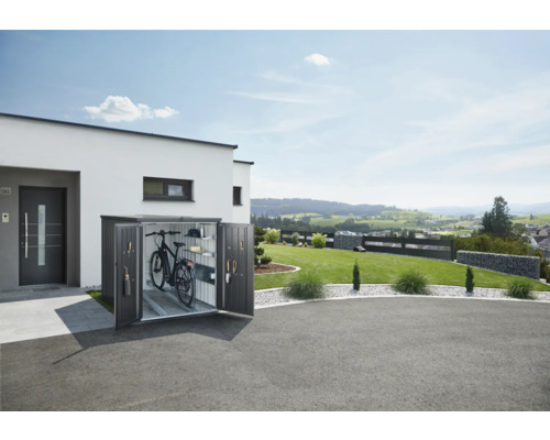 Fahrradbox aus Metall mit geöffneten Türen neben einem modernen Haus