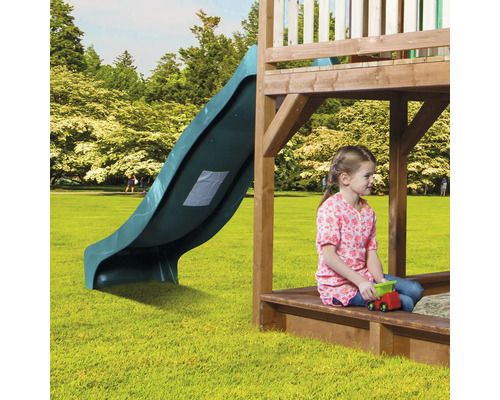 Spielplatz mit Rutsche und Mädchen im Sandkasten