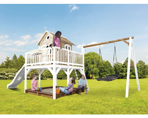 Spielplatz mit Schaukel, Rutsche, Sandkasten und Spielhaus für Kinder im Garten.